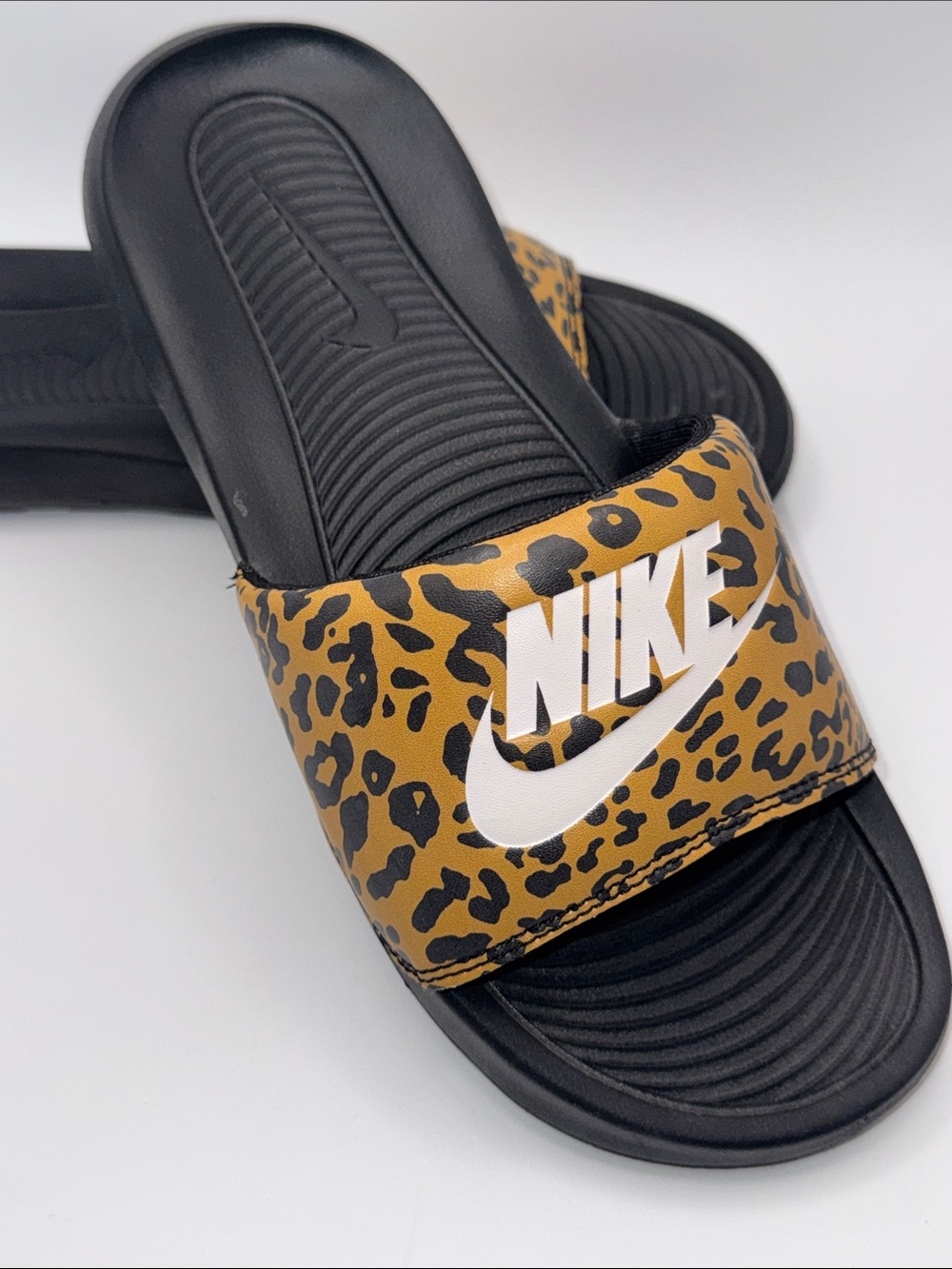 Nike Victori One Leopard Print Slides Sandals Size 7 Women’s - Picture 7 of 8